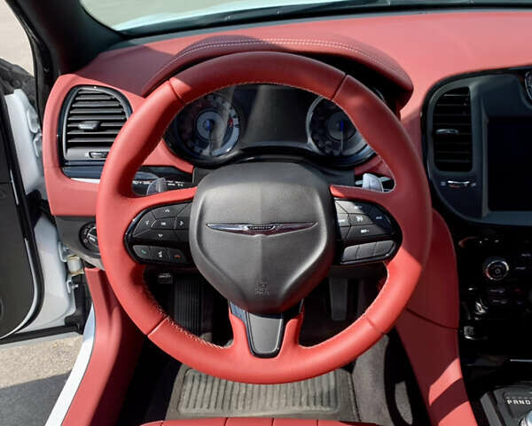 Білий Крайслер 300 S, об'ємом двигуна 3.6 л та пробігом 65 тис. км за 20000 $, фото 46 на Automoto.ua