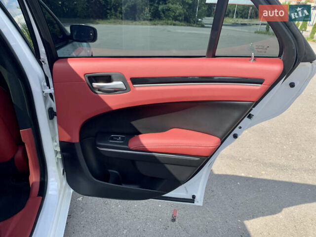 Білий Крайслер 300 S, об'ємом двигуна 3.6 л та пробігом 65 тис. км за 20000 $, фото 35 на Automoto.ua