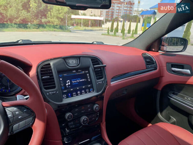 Білий Крайслер 300 S, об'ємом двигуна 3.6 л та пробігом 65 тис. км за 20000 $, фото 62 на Automoto.ua