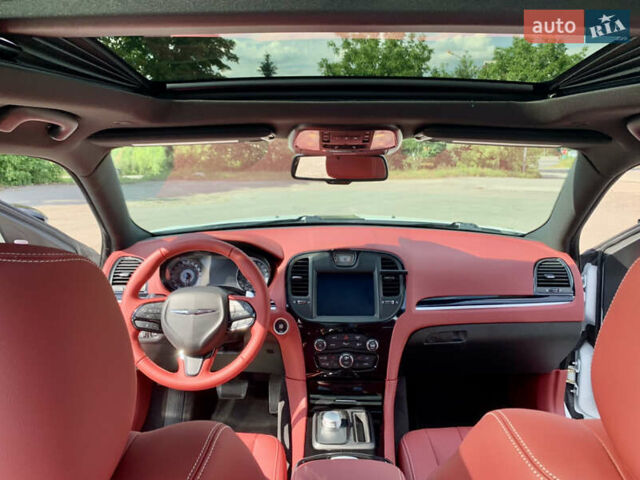 Білий Крайслер 300 S, об'ємом двигуна 3.6 л та пробігом 65 тис. км за 20000 $, фото 49 на Automoto.ua