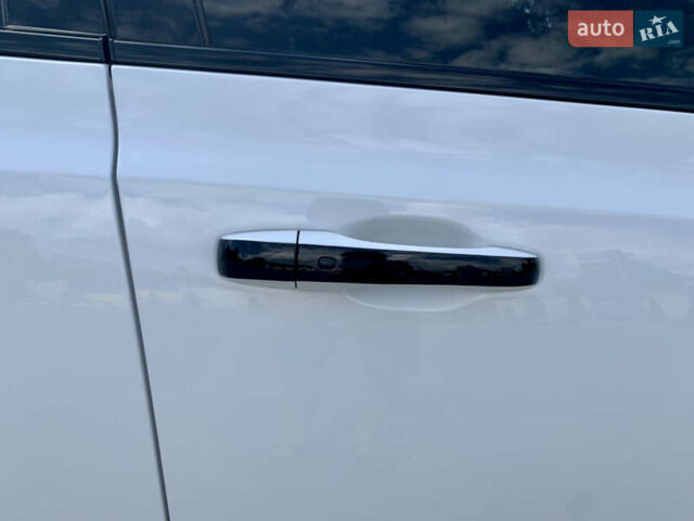 Білий Крайслер 300 S, об'ємом двигуна 3.6 л та пробігом 65 тис. км за 20000 $, фото 20 на Automoto.ua