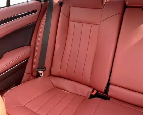 Білий Крайслер 300 S, об'ємом двигуна 3.6 л та пробігом 65 тис. км за 20000 $, фото 66 на Automoto.ua