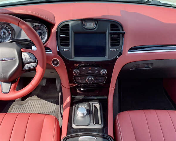 Білий Крайслер 300 S, об'ємом двигуна 3.6 л та пробігом 65 тис. км за 20000 $, фото 47 на Automoto.ua