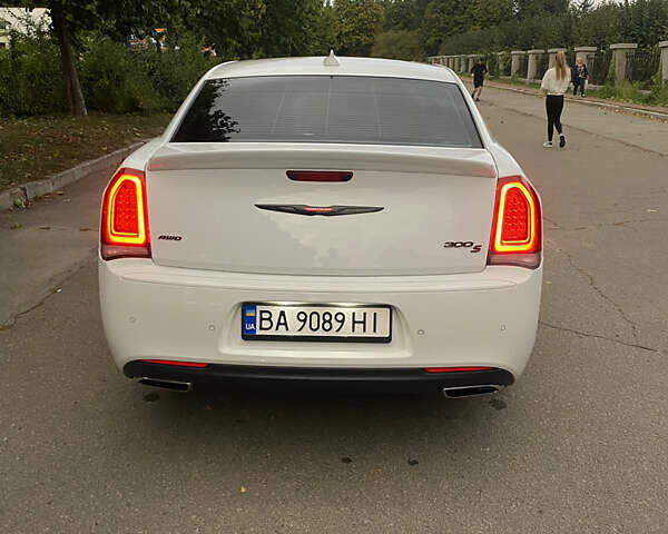 Белый Крайслер 300 S, объемом двигателя 3.6 л и пробегом 38 тыс. км за 24999 $, фото 4 на Automoto.ua