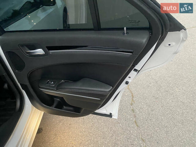 Белый Крайслер 300 S, объемом двигателя 3.6 л и пробегом 38 тыс. км за 24999 $, фото 24 на Automoto.ua