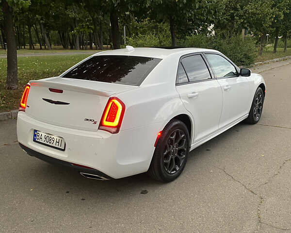 Белый Крайслер 300 S, объемом двигателя 3.6 л и пробегом 38 тыс. км за 24999 $, фото 3 на Automoto.ua