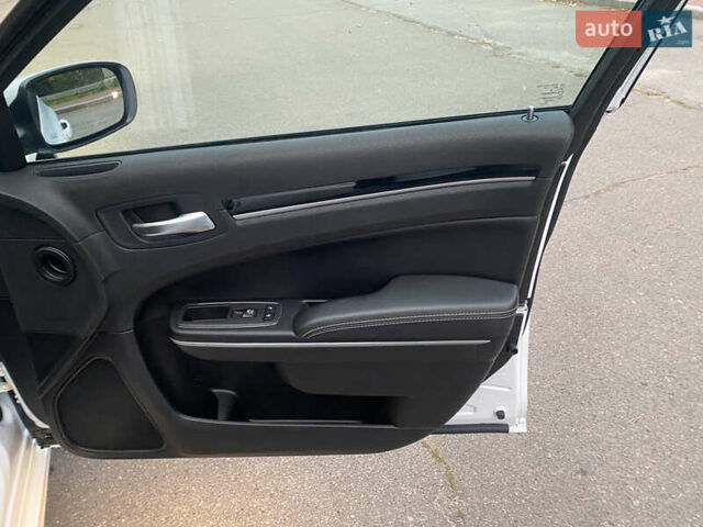 Белый Крайслер 300 S, объемом двигателя 3.6 л и пробегом 38 тыс. км за 24999 $, фото 22 на Automoto.ua