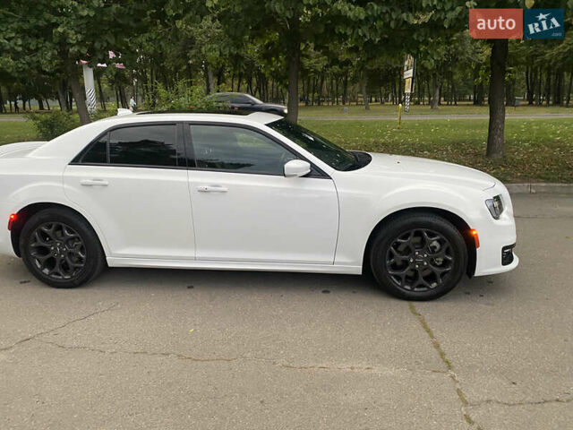 Белый Крайслер 300 S, объемом двигателя 3.6 л и пробегом 38 тыс. км за 24999 $, фото 2 на Automoto.ua