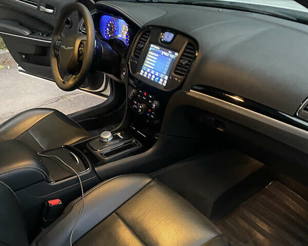 Белый Крайслер 300 S, объемом двигателя 3.6 л и пробегом 38 тыс. км за 24999 $, фото 21 на Automoto.ua