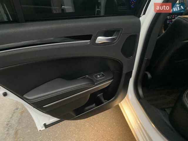 Белый Крайслер 300 S, объемом двигателя 3.6 л и пробегом 38 тыс. км за 24999 $, фото 16 на Automoto.ua