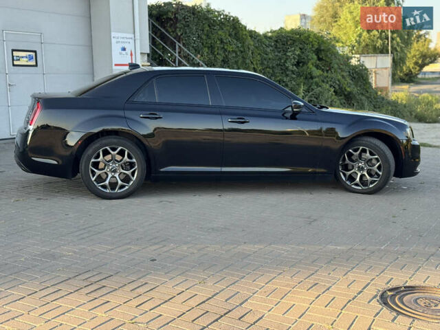 Черный Крайслер 300 S, объемом двигателя 3.6 л и пробегом 175 тыс. км за 14599 $, фото 2 на Automoto.ua