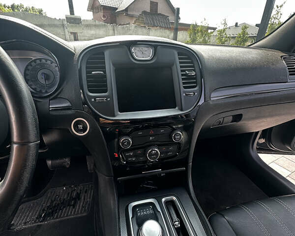 Черный Крайслер 300 S, объемом двигателя 3.6 л и пробегом 160 тыс. км за 12900 $, фото 20 на Automoto.ua
