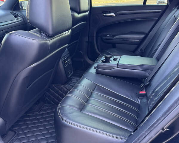 Черный Крайслер 300 S, объемом двигателя 3.6 л и пробегом 175 тыс. км за 14599 $, фото 8 на Automoto.ua