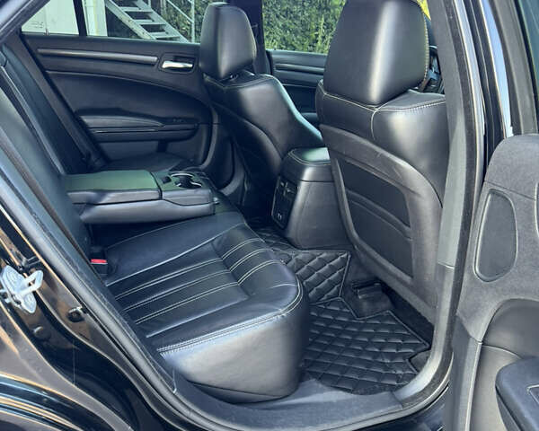 Черный Крайслер 300 S, объемом двигателя 3.6 л и пробегом 175 тыс. км за 14599 $, фото 10 на Automoto.ua