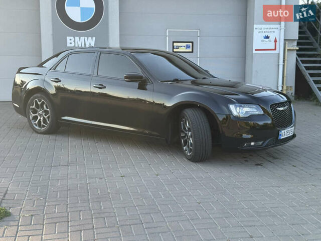 Черный Крайслер 300 S, объемом двигателя 3.6 л и пробегом 175 тыс. км за 14599 $, фото 1 на Automoto.ua
