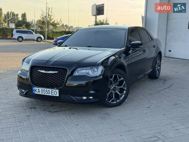 Черный Крайслер 300 S, объемом двигателя 3.6 л и пробегом 175 тыс. км за 14599 $, фото 6 на Automoto.ua