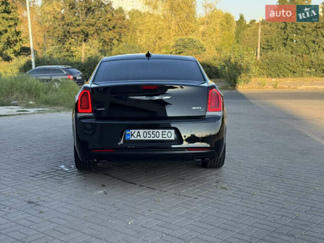 Черный Крайслер 300 S, объемом двигателя 3.6 л и пробегом 175 тыс. км за 14599 $, фото 4 на Automoto.ua