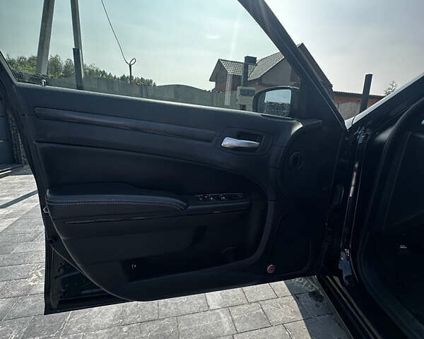 Черный Крайслер 300 S, объемом двигателя 3.6 л и пробегом 160 тыс. км за 12900 $, фото 18 на Automoto.ua