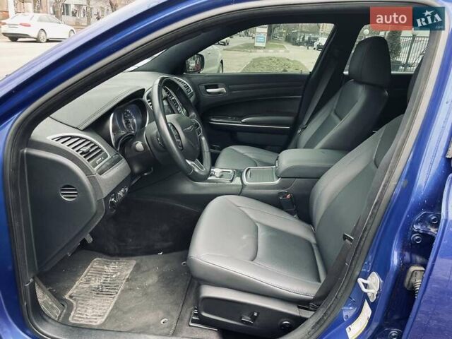 Синий Крайслер 300 S, объемом двигателя 3.6 л и пробегом 62 тыс. км за 18700 $, фото 17 на Automoto.ua