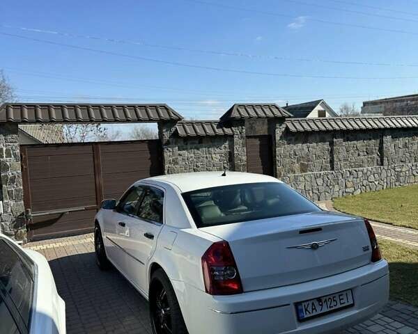 Белый Крайслер 300, объемом двигателя 3.52 л и пробегом 250 тыс. км за 8700 $, фото 2 на Automoto.ua