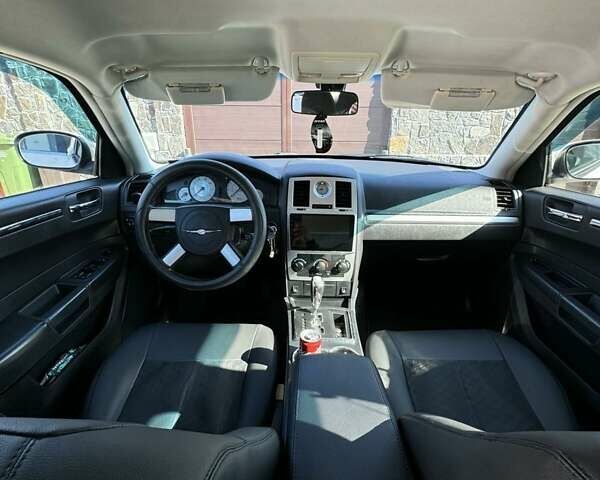 Белый Крайслер 300, объемом двигателя 3.52 л и пробегом 250 тыс. км за 8700 $, фото 10 на Automoto.ua