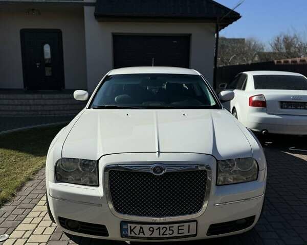 Белый Крайслер 300, объемом двигателя 3.52 л и пробегом 250 тыс. км за 8700 $, фото 1 на Automoto.ua