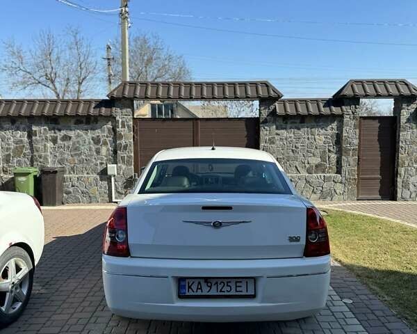 Белый Крайслер 300, объемом двигателя 3.52 л и пробегом 250 тыс. км за 8700 $, фото 3 на Automoto.ua