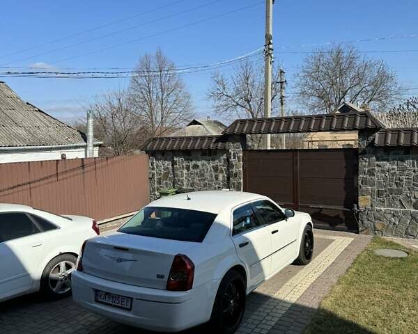 Белый Крайслер 300, объемом двигателя 3.52 л и пробегом 250 тыс. км за 8700 $, фото 4 на Automoto.ua