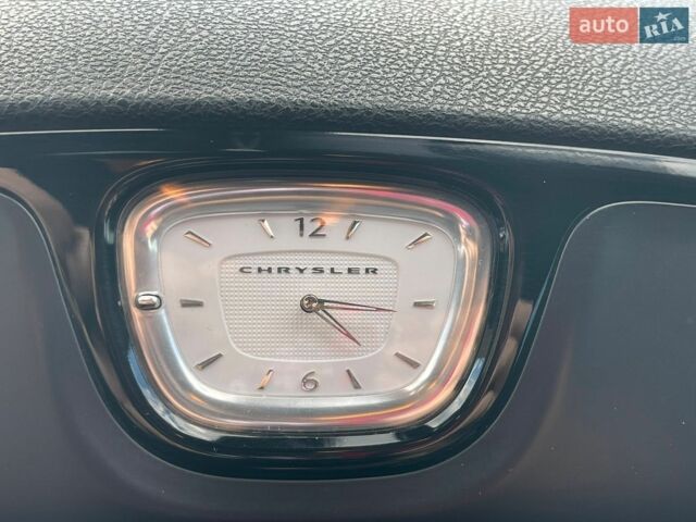 Білий Крайслер 300, об'ємом двигуна 5.65 л та пробігом 206 тис. км за 21000 $, фото 28 на Automoto.ua
