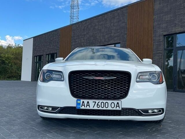 Білий Крайслер 300, об'ємом двигуна 5.65 л та пробігом 206 тис. км за 21000 $, фото 8 на Automoto.ua