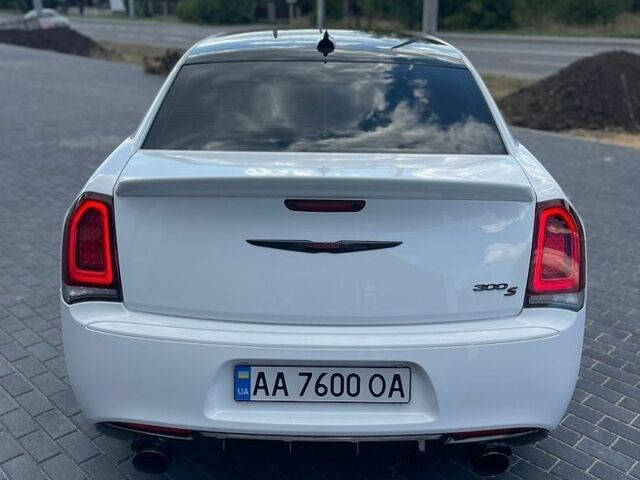 Білий Крайслер 300, об'ємом двигуна 5.65 л та пробігом 206 тис. км за 21000 $, фото 6 на Automoto.ua