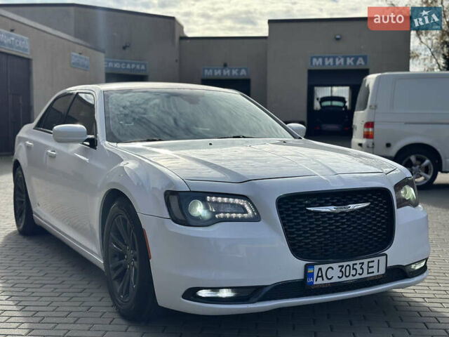 Крайслер 300 2017 у Володимир-Волинський на Automoto.ua Білий Крайслер 300, об'ємом двигуна 3.6 л та пробігом 184 тис. км за 12999 $, фото 8 на Automoto.ua