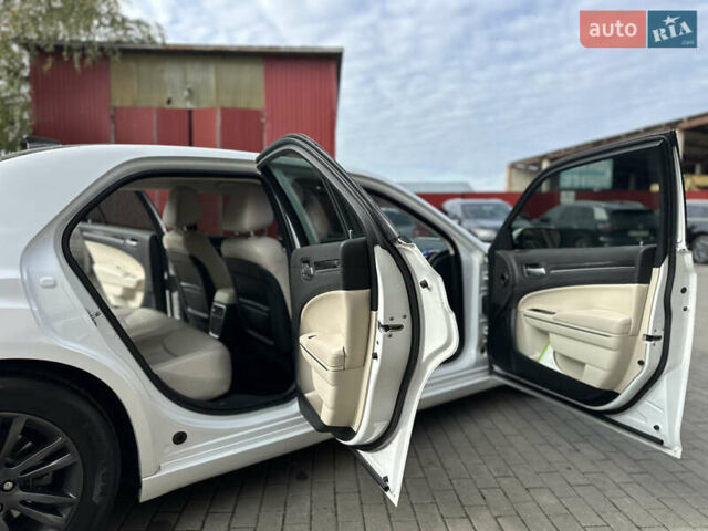 Крайслер 300 2017 у Володимир-Волинський на Automoto.ua Білий Крайслер 300, об'ємом двигуна 3.6 л та пробігом 184 тис. км за 12999 $, фото 64 на Automoto.ua
