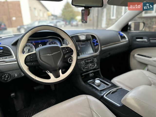 Крайслер 300 2017 у Володимир-Волинський на Automoto.ua Білий Крайслер 300, об'ємом двигуна 3.6 л та пробігом 184 тис. км за 12999 $, фото 77 на Automoto.ua