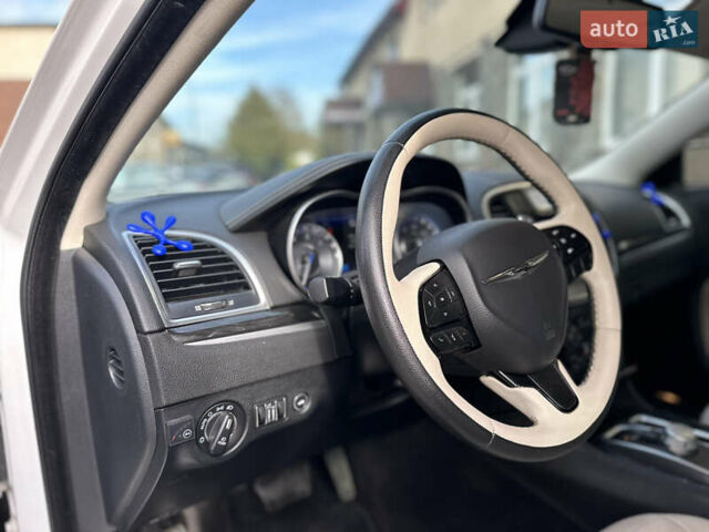 Крайслер 300 2017 у Володимир-Волинський на Automoto.ua Білий Крайслер 300, об'ємом двигуна 3.6 л та пробігом 184 тис. км за 12999 $, фото 45 на Automoto.ua