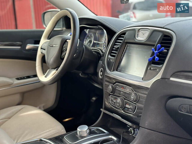 Крайслер 300 2017 у Володимир-Волинський на Automoto.ua Білий Крайслер 300, об'ємом двигуна 3.6 л та пробігом 184 тис. км за 12999 $, фото 61 на Automoto.ua