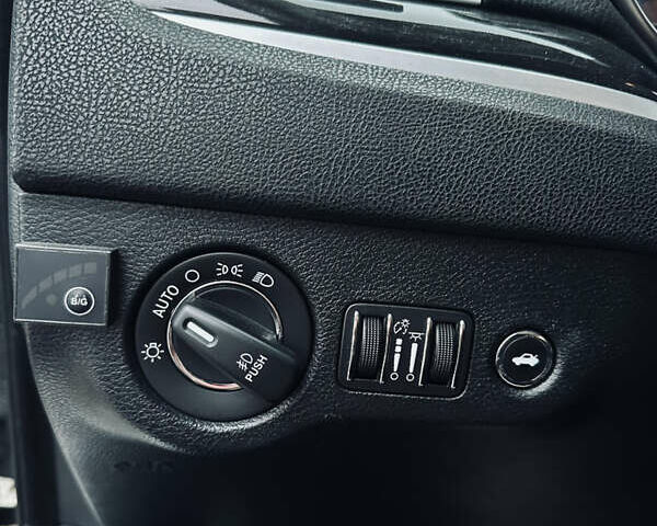 Білий Крайслер 300, об'ємом двигуна 3.6 л та пробігом 184 тис. км за 12999 $, фото 13 на Automoto.ua