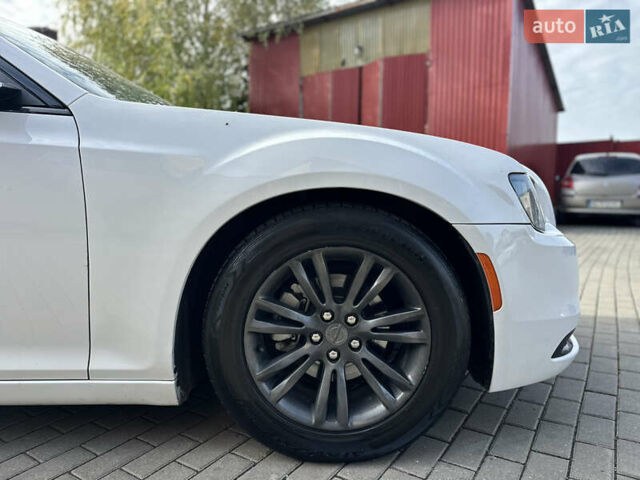 Крайслер 300 2017 у Володимир-Волинський на Automoto.ua Білий Крайслер 300, об'ємом двигуна 3.6 л та пробігом 184 тис. км за 12999 $, фото 11 на Automoto.ua