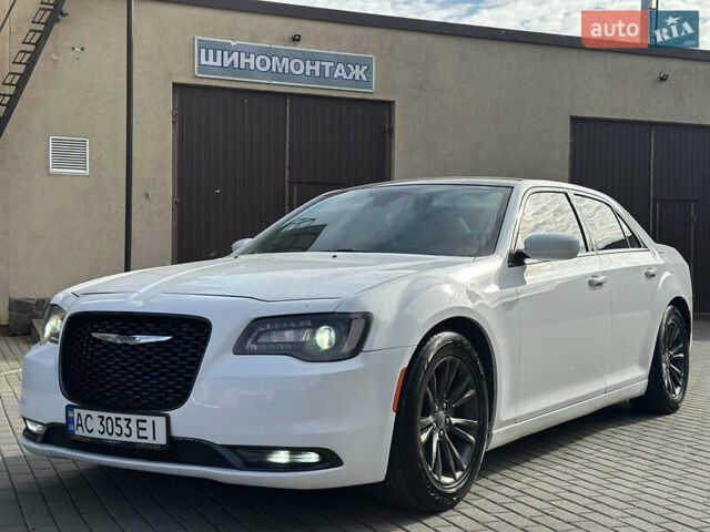 Крайслер 300 2017 у Володимир-Волинський на Automoto.ua Білий Крайслер 300, об'ємом двигуна 3.6 л та пробігом 184 тис. км за 12999 $, фото 1 на Automoto.ua