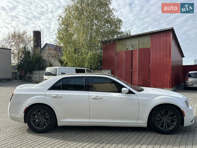 Крайслер 300 2017 у Володимир-Волинський на Automoto.ua Білий Крайслер 300, об'ємом двигуна 3.6 л та пробігом 184 тис. км за 12999 $, фото 13 на Automoto.ua