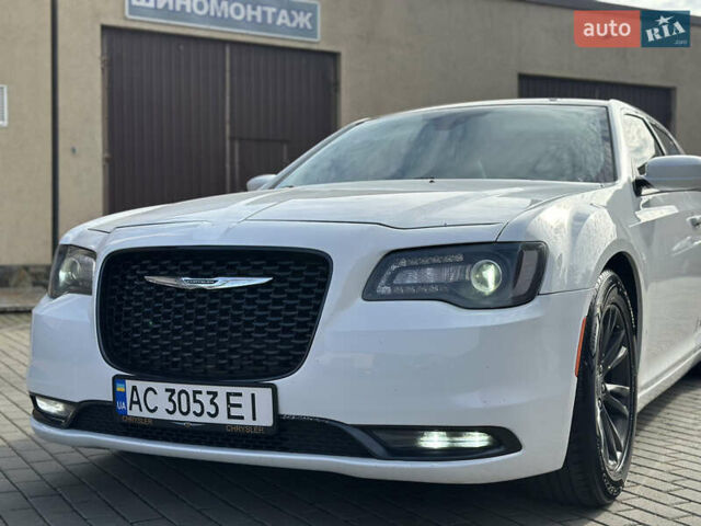 Крайслер 300 2017 у Володимир-Волинський на Automoto.ua Білий Крайслер 300, об'ємом двигуна 3.6 л та пробігом 184 тис. км за 12999 $, фото 3 на Automoto.ua