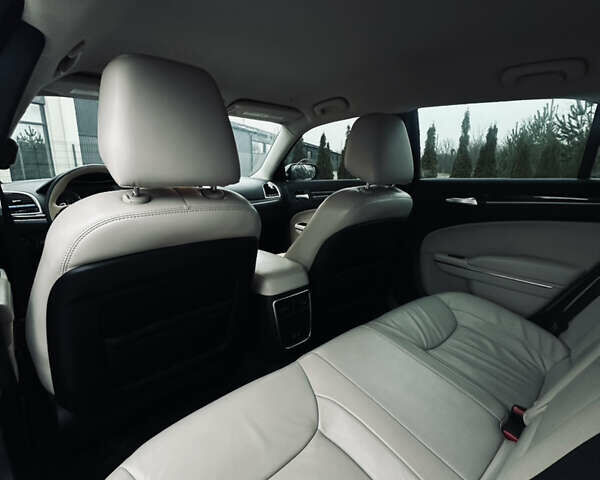 Білий Крайслер 300, об'ємом двигуна 3.6 л та пробігом 184 тис. км за 12999 $, фото 6 на Automoto.ua