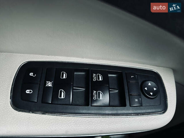 Білий Крайслер 300, об'ємом двигуна 3.6 л та пробігом 184 тис. км за 12999 $, фото 8 на Automoto.ua