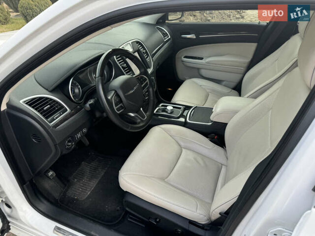 Белый Крайслер 300, объемом двигателя 3.6 л и пробегом 87 тыс. км за 19200 $, фото 2 на Automoto.ua