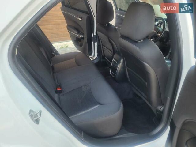 Білий Крайслер 300, об'ємом двигуна 3.6 л та пробігом 95 тис. км за 15500 $, фото 2 на Automoto.ua