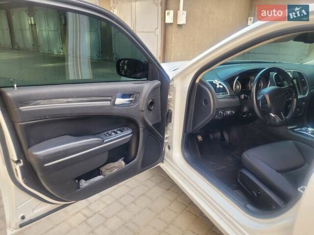 Білий Крайслер 300, об'ємом двигуна 3.6 л та пробігом 95 тис. км за 15500 $, фото 15 на Automoto.ua