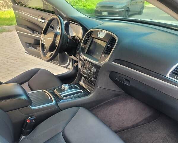 Білий Крайслер 300, об'ємом двигуна 3.6 л та пробігом 95 тис. км за 15500 $, фото 17 на Automoto.ua
