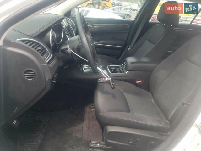 Білий Крайслер 300, об'ємом двигуна 3.6 л та пробігом 49 тис. км за 3000 $, фото 6 на Automoto.ua