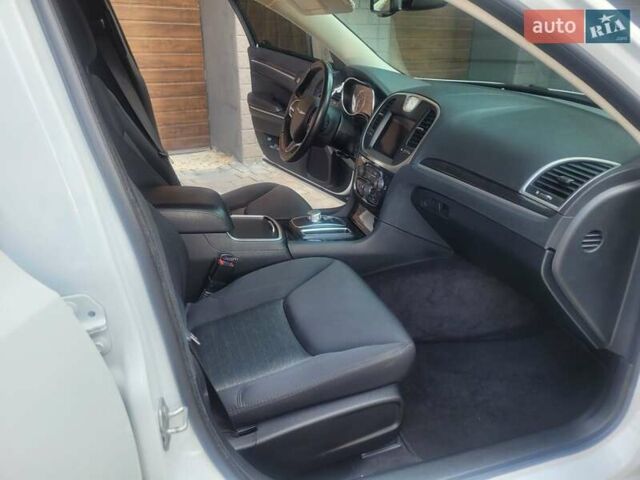 Білий Крайслер 300, об'ємом двигуна 3.6 л та пробігом 95 тис. км за 15500 $, фото 3 на Automoto.ua