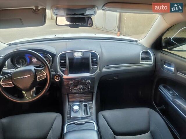 Білий Крайслер 300, об'ємом двигуна 3.6 л та пробігом 95 тис. км за 15500 $, фото 13 на Automoto.ua